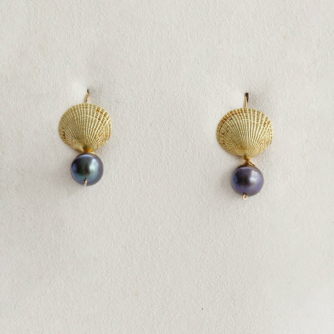 18k Gold and Black Pearl Clamshell Earrings | Sharon Woods Hussey