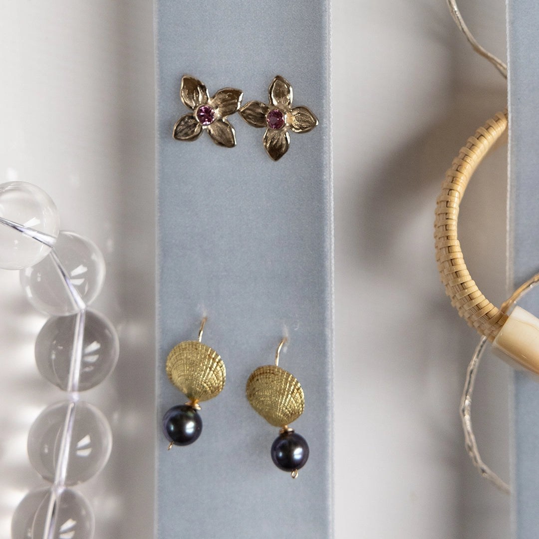 18k Gold and Black Pearl Clamshell Earrings | Sharon Woods Hussey