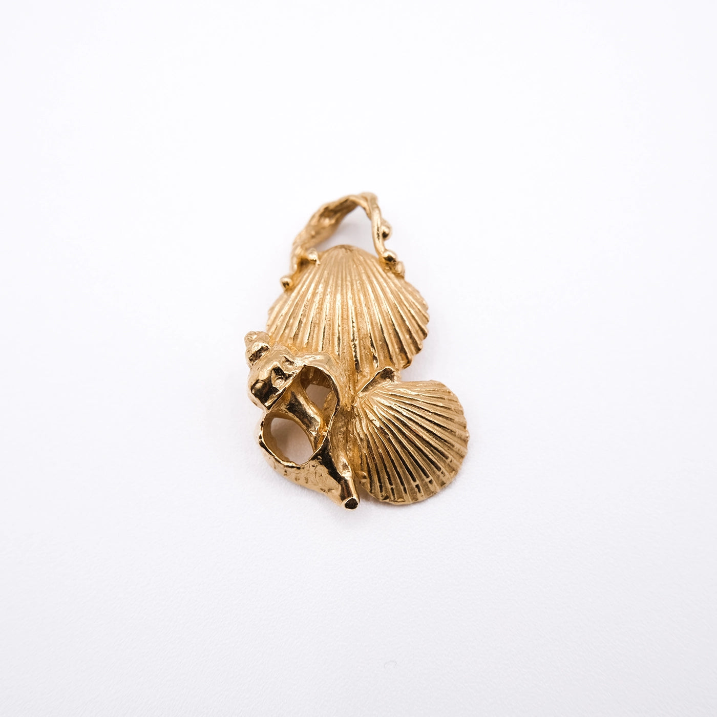 14K Seashell Trio Pendant