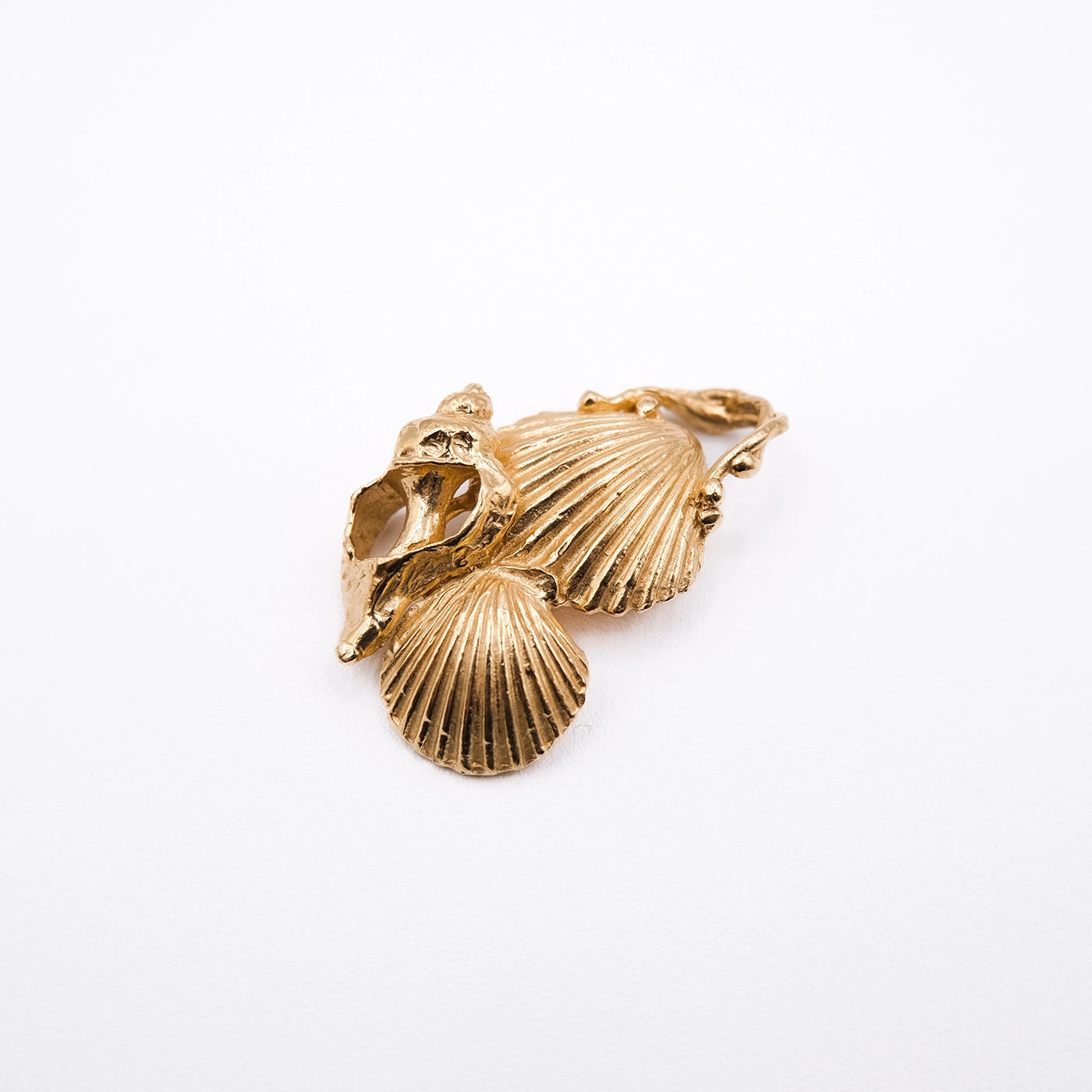14K Seashell Trio Pendant